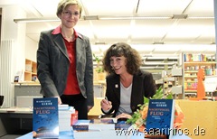 Unser Foto zeigt Madeleine Giese (r.) mit Anne Treib von Buchhandel Hell 9175