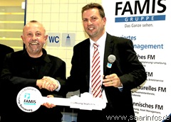 Prokurist Rainer Vollmer von der Firma FAMIS überreichte symbolisch den Schlüssel an Bürgermeister Franz Josef Berg 6939w